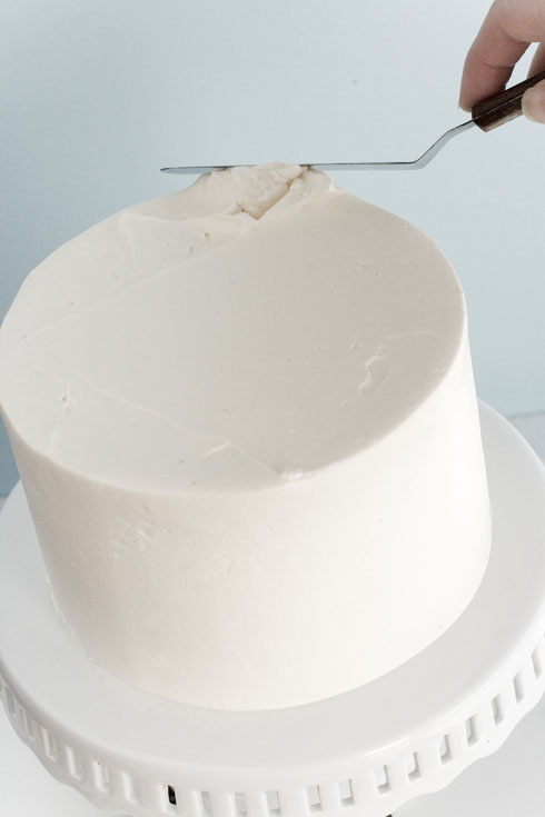 How to perfectly - and easily - frost a cake. Tons of pics!