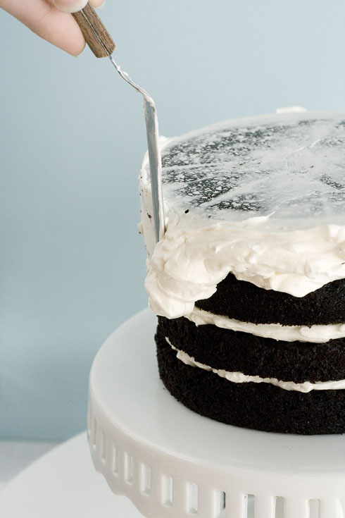 How to perfectly - and easily - frost a cake. Tons of pics!