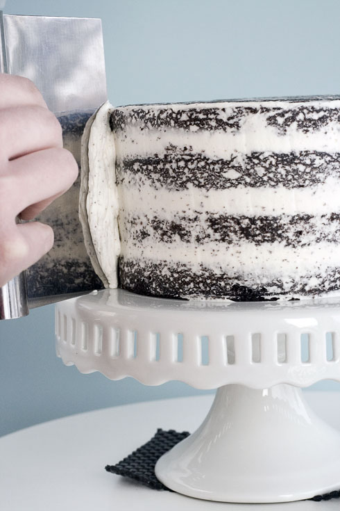 How to perfectly - and easily - frost a cake. Tons of pics!