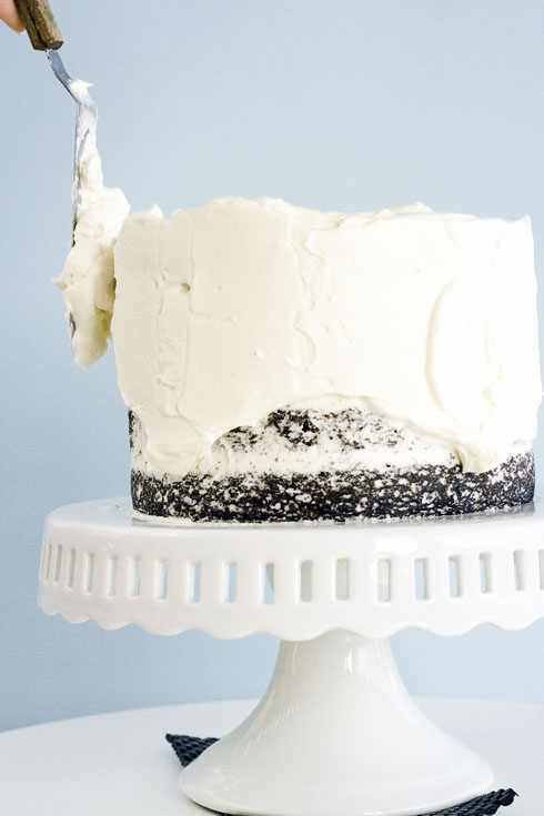 How to perfectly - and easily - frost a cake. Tons of pics!