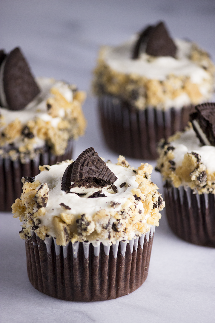 Dense Chocolate Cupcakes with irresistible #oreo brittle