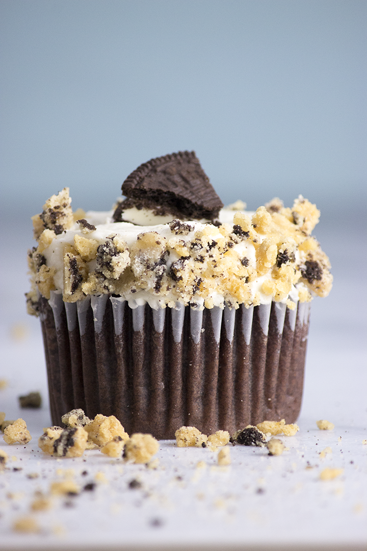 Dense Chocolate Cupcakes with irresistible #oreo brittle