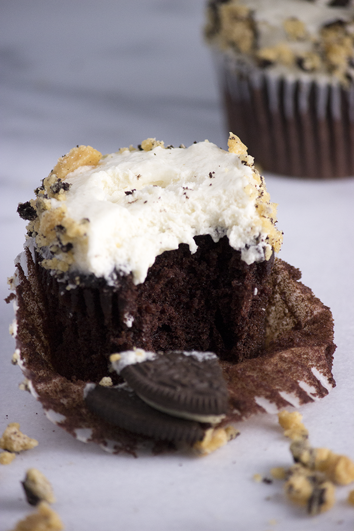 Dense Chocolate Cupcakes with irresistible #oreo brittle