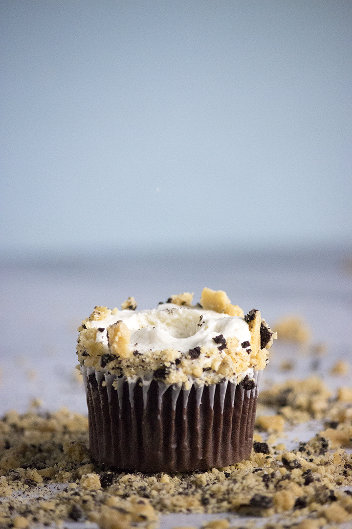 Dense Chocolate Cupcakes with irresistible #oreo brittle