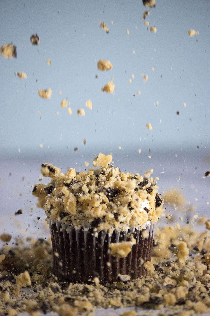 Dense Chocolate Cupcakes with irresistible #oreo brittle